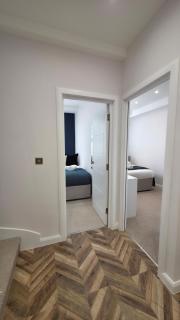 Premium 4 bedroom with Balcony near Central London - 2