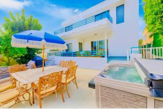 6BR5BA Hot Tub Steps to Beach Parking Pet Friendly - 7