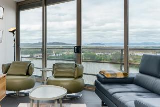 Stylish Top-Floor Apt with Lake and Mountain Views - Hosted by Canstay - 3