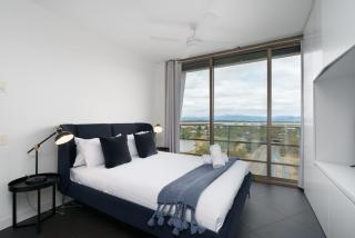 Stylish Top-Floor Apt with Lake and Mountain Views - Hosted by Canstay - 9