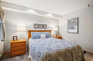 Cozy Hotel room in Killington with pool & Hot tub Access- Highridge B9A - 9