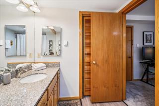 Cozy Hotel room in Killington with pool & Hot tub Access- Highridge B9A - 3