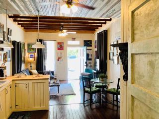 Downtown Cottage Near River & Alamodome | Parking - 0