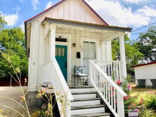 Downtown Cottage Near River & Alamodome | Parking - 2