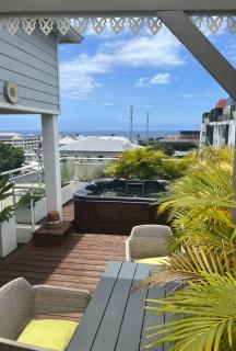 House nestled high up, quiet urban, 360 view - 0