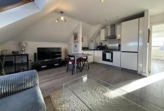 Egham Modern Two Bedroom Apartment - 9