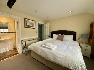 Spacious 5-Bedroom House in Ascot - 7