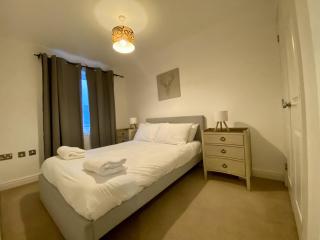 Ascot Four Bedroom House With Garden - 2