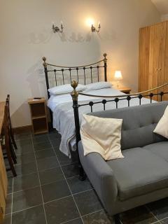 Cottage in Nuneaton - Sleeps 2 - Parking - Garden - 9