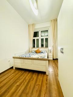 Spacious Stay for 10, 5BR Near Kaufpark Alterlaa - 8