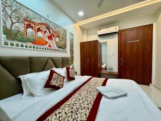 SR Palace - Best Hotel in Vrindavan Near Prem Mandir and Iskcon Temple - 1