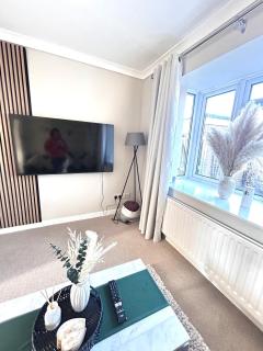 3 Bedroom House- Sleeps 5- Pool Table and Driveway - 1