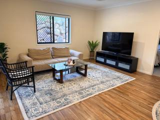 4 Bedrooms House Modern, Cozy, Quiet and Private - 0