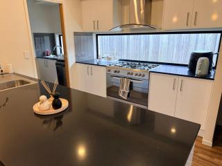 4 Bedrooms House Modern, Cozy, Quiet and Private - 2