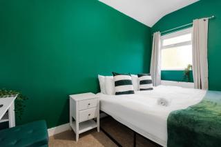Exotic 4BD, Etihad, Coop Arena - TV in all Rooms and Outdoor Dining - 7