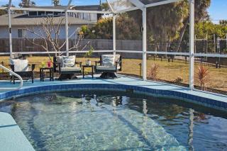 Peaceful Canal-Front Retreat Pool, Kayaks - 5