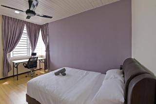 Lake Garden View 3BR Condo High Floor with Swimming Pool Free WiFi and Netflix Near Taiping Zoo - 1