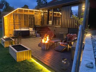 Black Mirror , Jacuzzi all year - 0