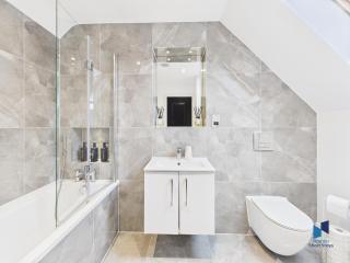 Luxurious 4-Bed Home, Sleeps 12, Free Parking - 1