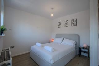 Modern 2-Bed Home in Swinton by MCPI Hosting, Perfect for Families & Contractors - 5