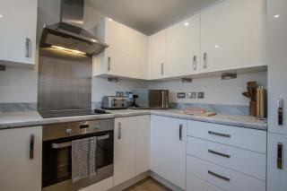 Modern 2-Bed Home in Swinton by MCPI Hosting, Perfect for Families & Contractors - 8