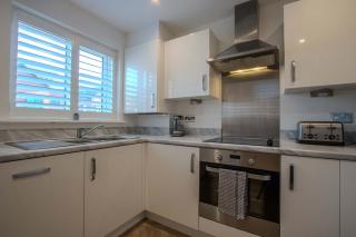 Modern 2-Bed Home in Swinton by MCPI Hosting, Perfect for Families & Contractors - 5