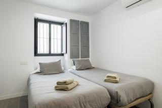 Cozy Center Apartment - 2