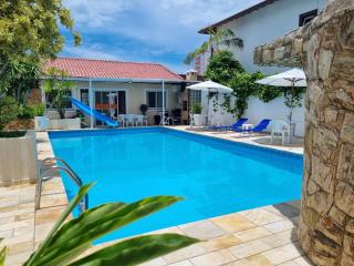 Casa com Piscina Privativa Gigante e Escorregador Pertinho da Praia com Bikes para Passeio - 0