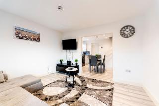 4 Bedroom 4 bathroom Habour place in Crewe by M&R Serviced Home, Perfect for Contractors & Business, FREE Off road Parking- Sleeps 8 - 4