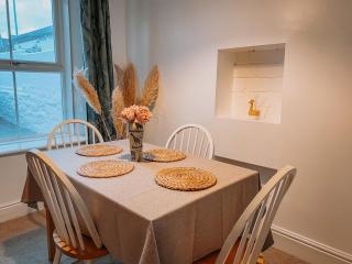 Twiga Cottage - Quiet 2 bed - Heart of town - Walk to beaches - 5