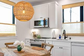 NEW Venice Rose Ave Retreat with Sunset Deck - 1