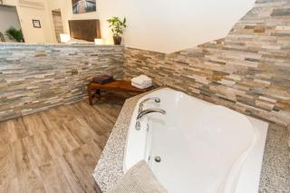 Gaspereau Suite -Jacuzzi, KngBd, DT - 8