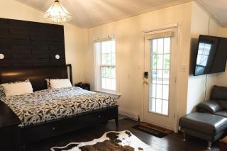 Carriage House - KingBed, Full Kitc - 1