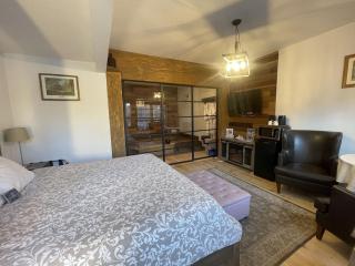 Country Suite - Private HotTub, KingBd, Downtown - 8