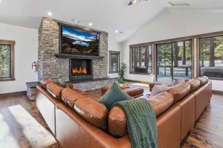 Paradise on Pioneer - New 6 Bedroom w Pool Table - 6