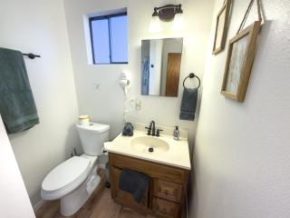 Fox Cabin - Hot Tub-Lakefront Property - Sleeps 4 - 5