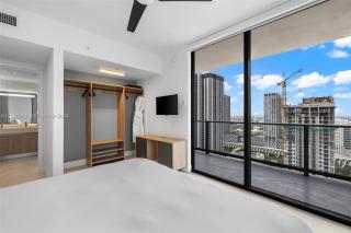 Spacious 2 Bedroom Corner Unit Wraparound Balcony - 3