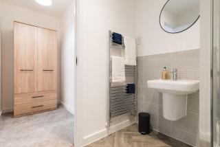 Stunning 3-bed Home in Derby by Renzo, Driveway Parking, Royal Derby Hospital! - 6