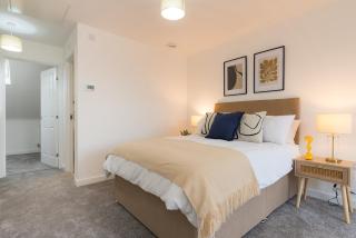 Stunning 3-bed Home in Derby by Renzo, Driveway Parking, Royal Derby Hospital! - 1