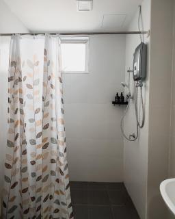 Big Terrace House for 14 Guests with Free WiFi and Netflix near Taiping Lake Garden Zoo - 6