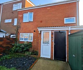 Spacious 3 Bedroom Home Ample Parking Near Shops - 9