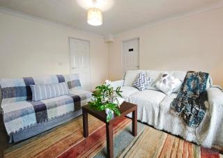 Spacious 3 Bedroom Home Ample Parking Near Shops - 6