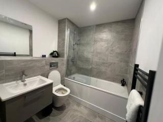 Modern Central York Apartment - Free Parking & Gym - 2