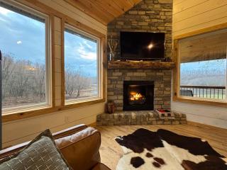 New, modern cabin with private lake and hiking - 9
