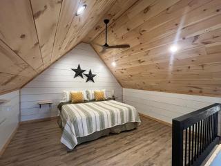 New, modern cabin with private lake and hiking - 5