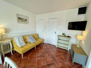 Modern, Cosy Country Cottage with Local Sauna Session - 0