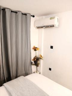 Modern and warm studio with designer staircase - 6