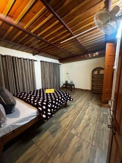 Peaceful Mountain Cottage - 8