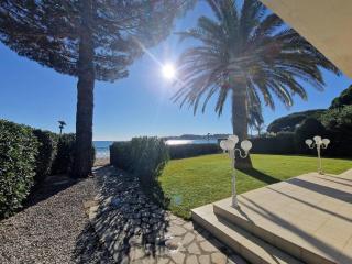 Villa de 250 m², climatisée, sur 2 niveaux au bord de l'eau - FR-1-100-243 - 5