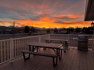 Hot-tub, Games Room, Walk-in Sauna, 7 BM, 15 mins to Waterton - 6